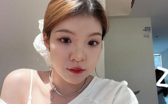 白色超短裙美女热舞